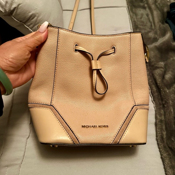 Michael Kors, pastel pink mini bucket bag - Picture 2 of 8